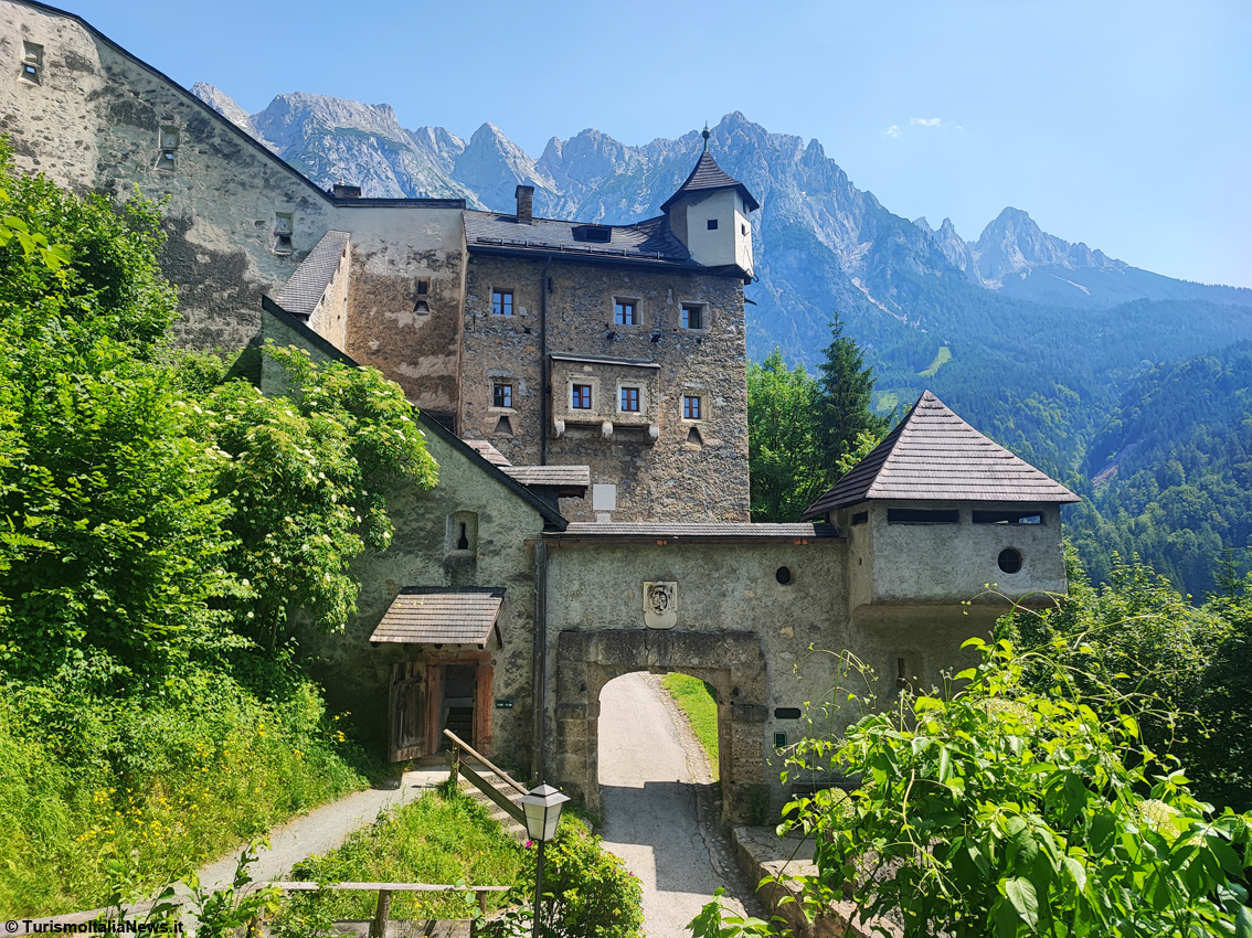 Austria, lassù dove osano le aquile: la fortezza inespugnabile di Hohenwerfen conquistata dai turisti ammaliati dalla sua bellezza