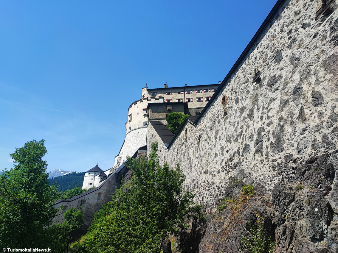 Austria, lassù dove osano le aquile: la fortezza inespugnabile di Hohenwerfen conquistata dai turisti ammaliati dalla sua bellezza