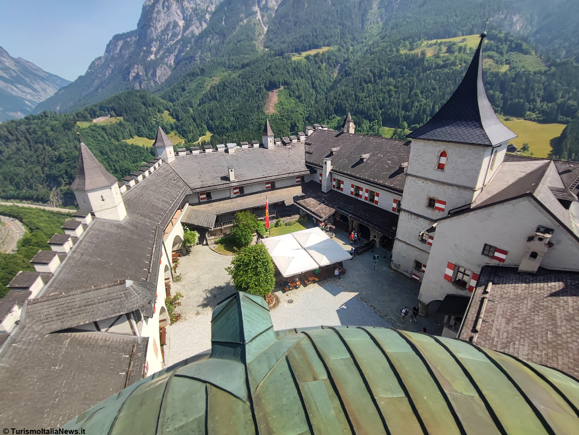 Austria, lassù dove osano le aquile: la fortezza inespugnabile di Hohenwerfen conquistata dai turisti ammaliati dalla sua bellezza