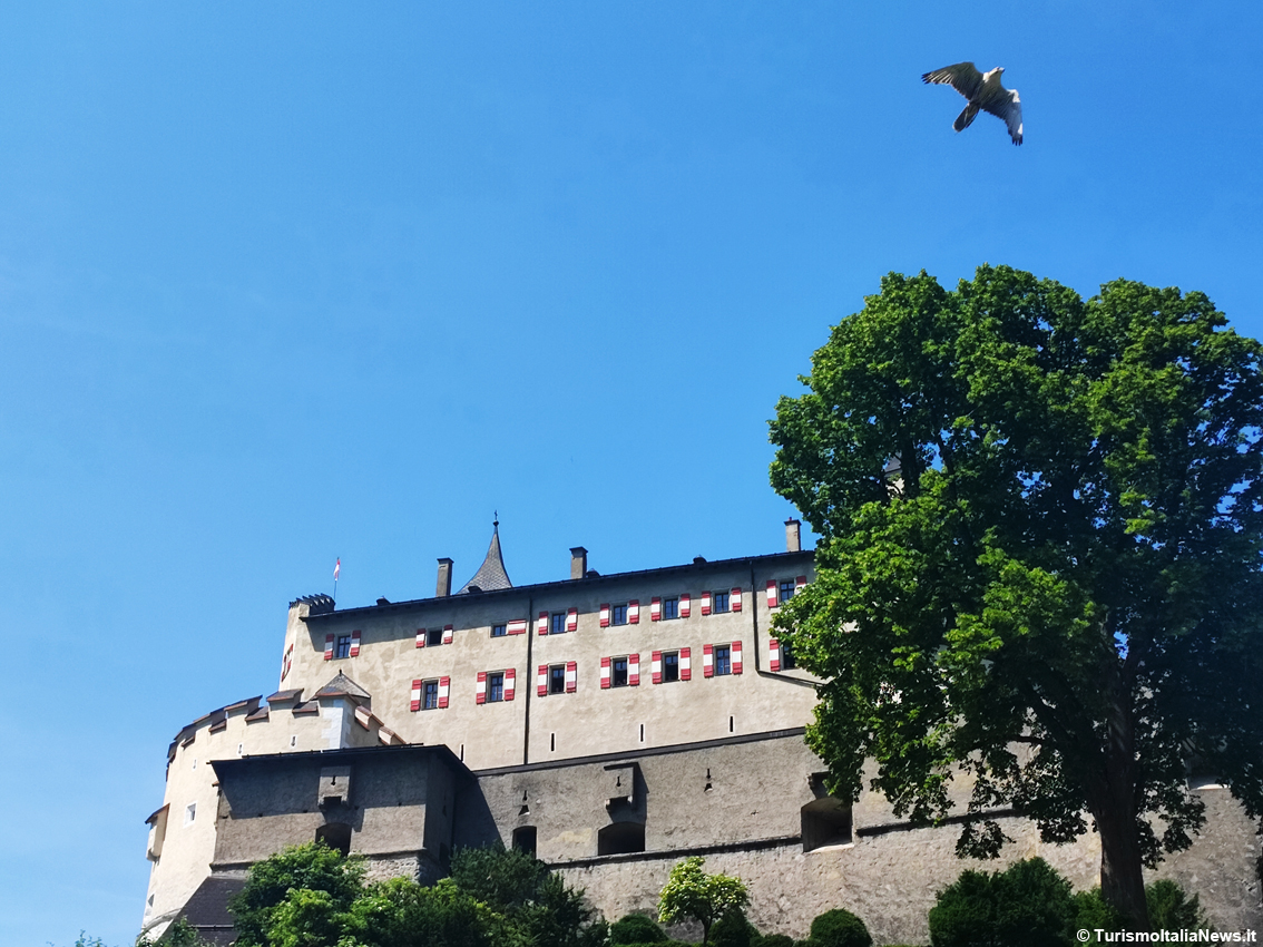 Austria, lassù dove osano le aquile: la fortezza inespugnabile di Hohenwerfen conquistata dai turisti ammaliati dalla sua bellezza