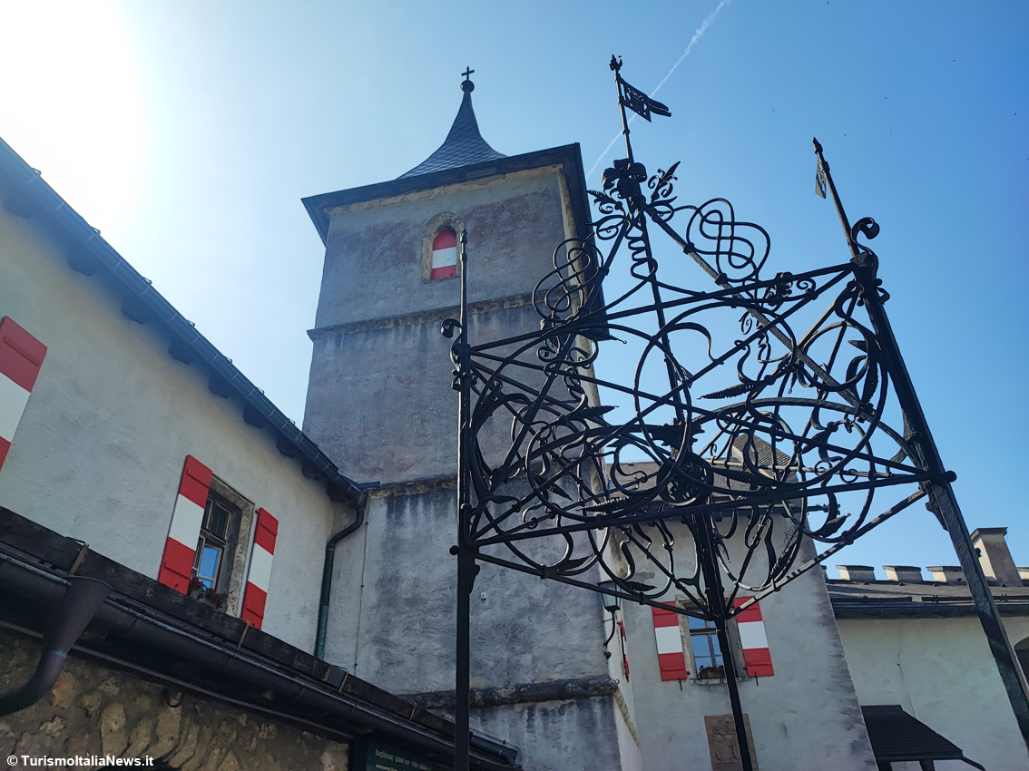 Austria, lassù dove osano le aquile: la fortezza inespugnabile di Hohenwerfen conquistata dai turisti ammaliati dalla sua bellezza
