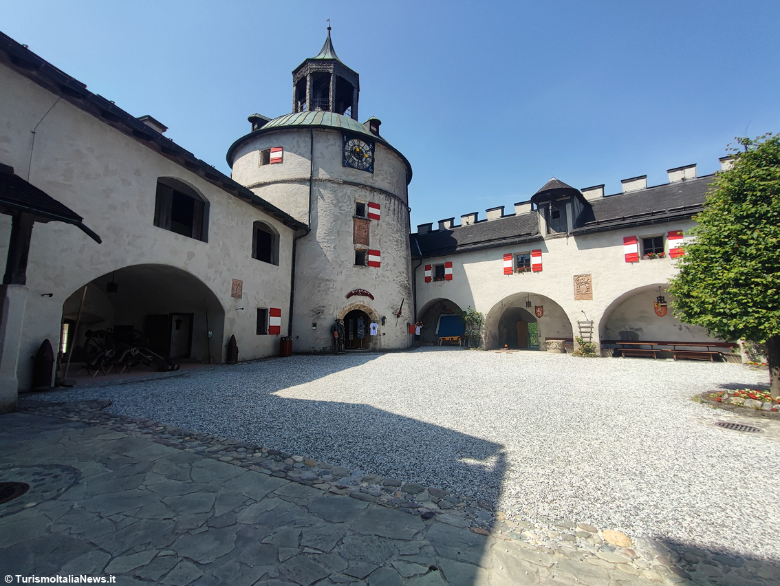 Austria, lassù dove osano le aquile: la fortezza inespugnabile di Hohenwerfen conquistata dai turisti ammaliati dalla sua bellezza