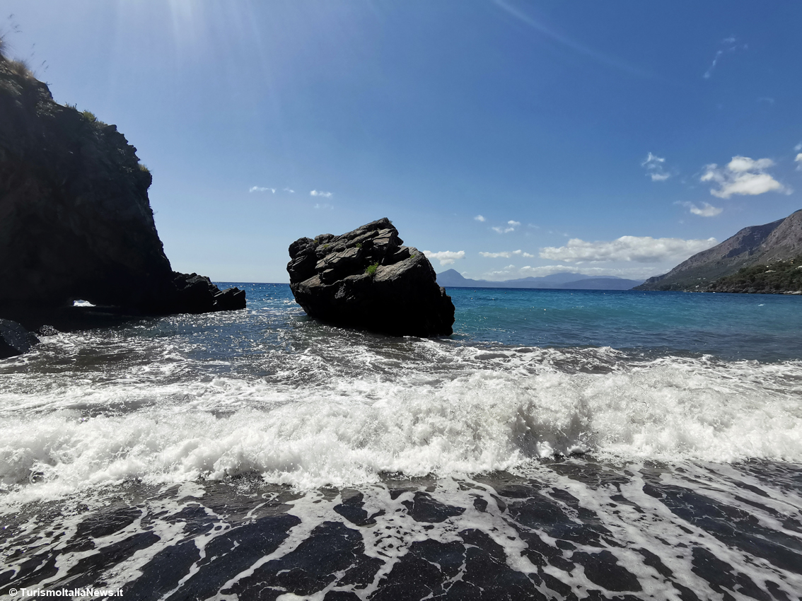 Maratea: il fascino irresistibile della Spiaggia Nera e il mito dell’isola di Santo Janni dove i Romani producevano il Garum