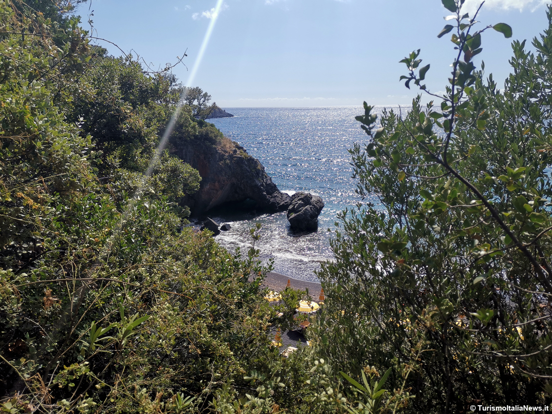 Maratea: il fascino irresistibile della Spiaggia Nera e il mito dell’isola di Santo Janni dove i Romani producevano il Garum