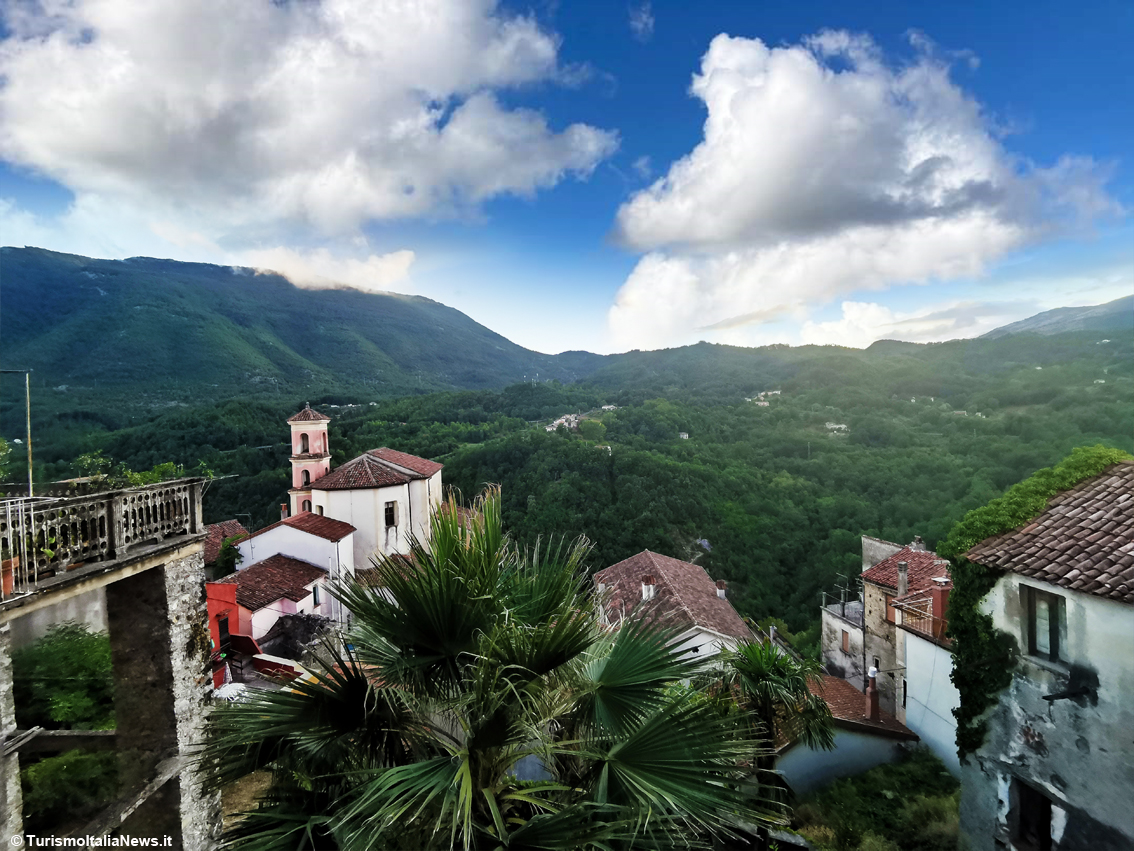Su e giù per il cuore di Rivello, ecco il borgo dell’Appennino lucano che cela tesori e voglia di farsi amare dai viaggiatori