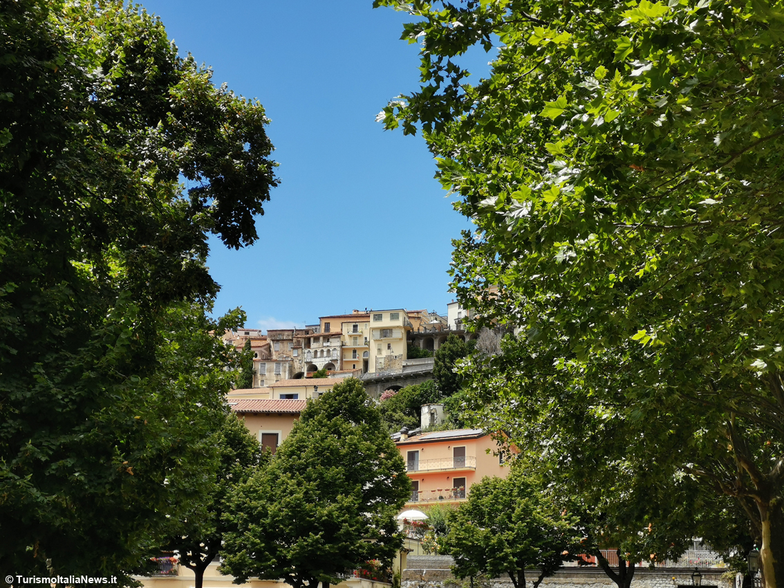 Su e giù per il cuore di Rivello, ecco il borgo dell’Appennino lucano che cela tesori e voglia di farsi amare dai viaggiatori