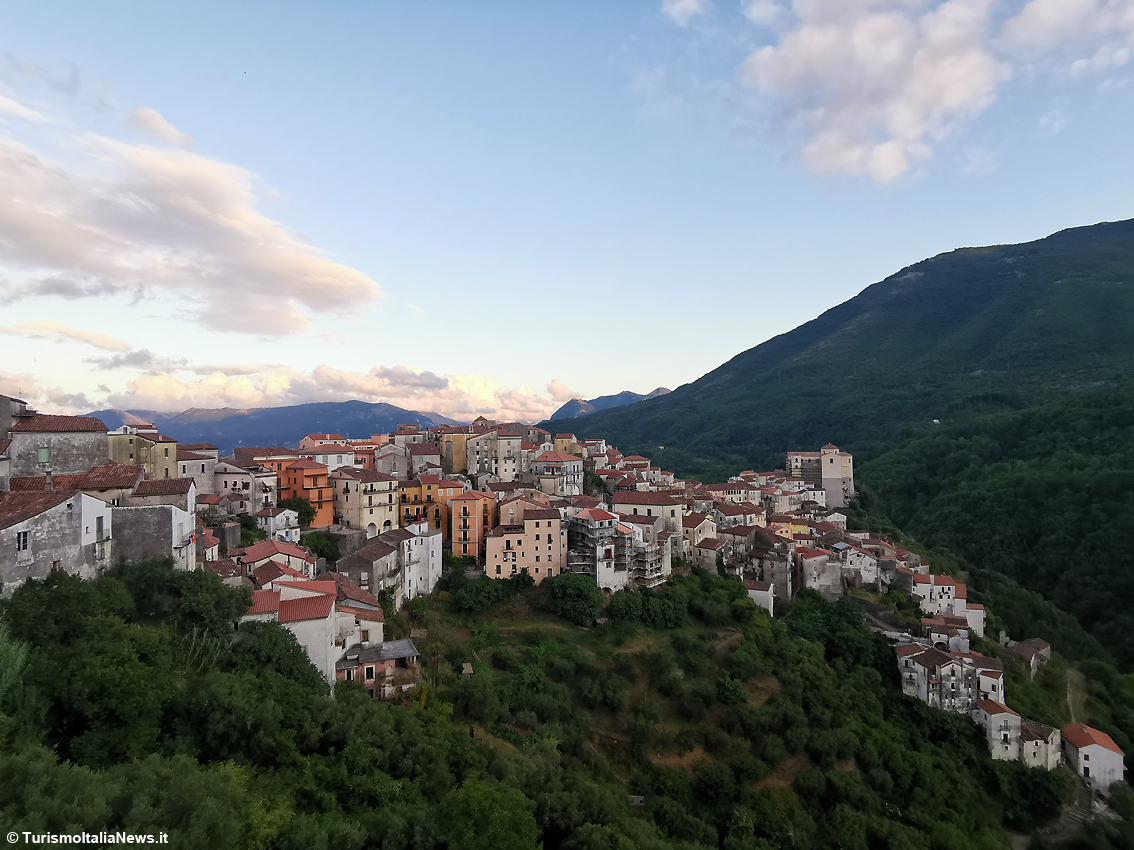 Su e giù per il cuore di Rivello, ecco il borgo dell’Appennino lucano che cela tesori e voglia di farsi amare dai viaggiatori