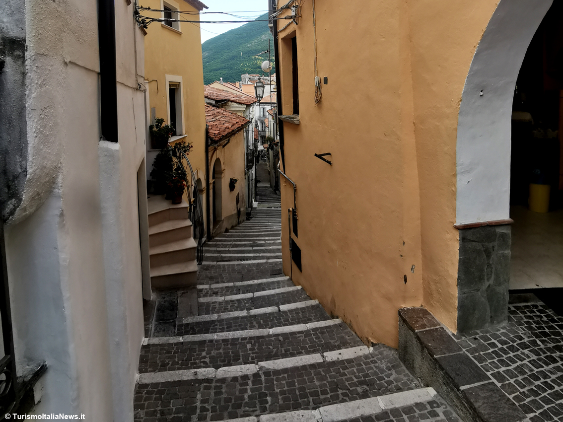 Su e giù per il cuore di Rivello, ecco il borgo dell’Appennino lucano che cela tesori e voglia di farsi amare dai viaggiatori