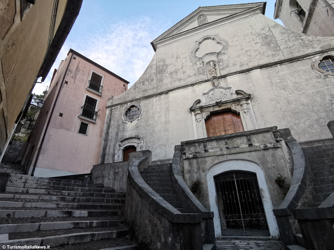 Su e giù per il cuore di Rivello, ecco il borgo dell’Appennino lucano che cela tesori e voglia di farsi amare dai viaggiatori
