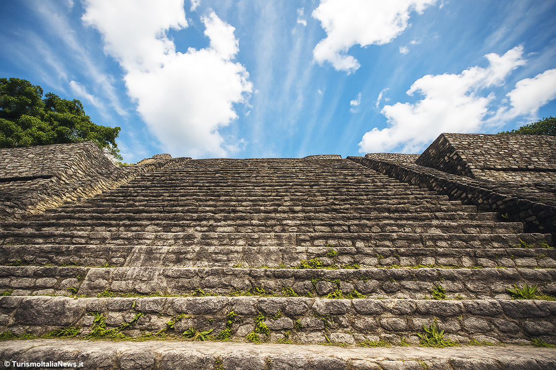 La Piramide de Caracol