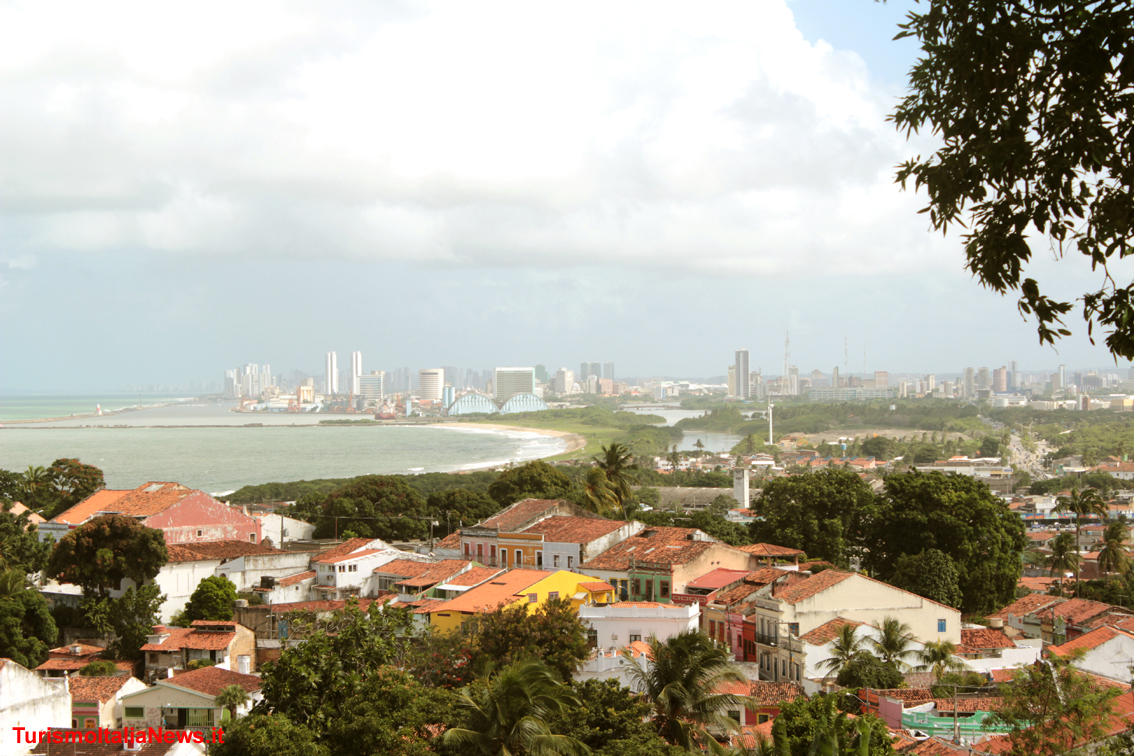 All’antica capitale si arriva percorrendo la strada che si inerpica sulla collina da cui si gode una vista magnifica dello skyline punteggiato di grattacieli della Recife moderna