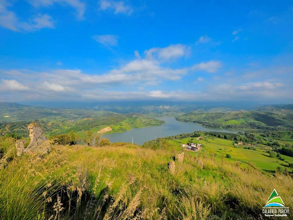 “Sentiero Calabria”: tutta la regione, a piedi, in un unico cammino inoltrandosi nei tre parchi Aspromonte, Sila e Pollino