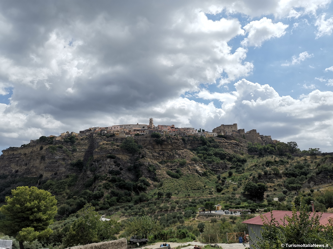 La “nave di roccia” della Calabria: ecco Santa Severina e il Castello-fortezza sullo sperone di tufo nero