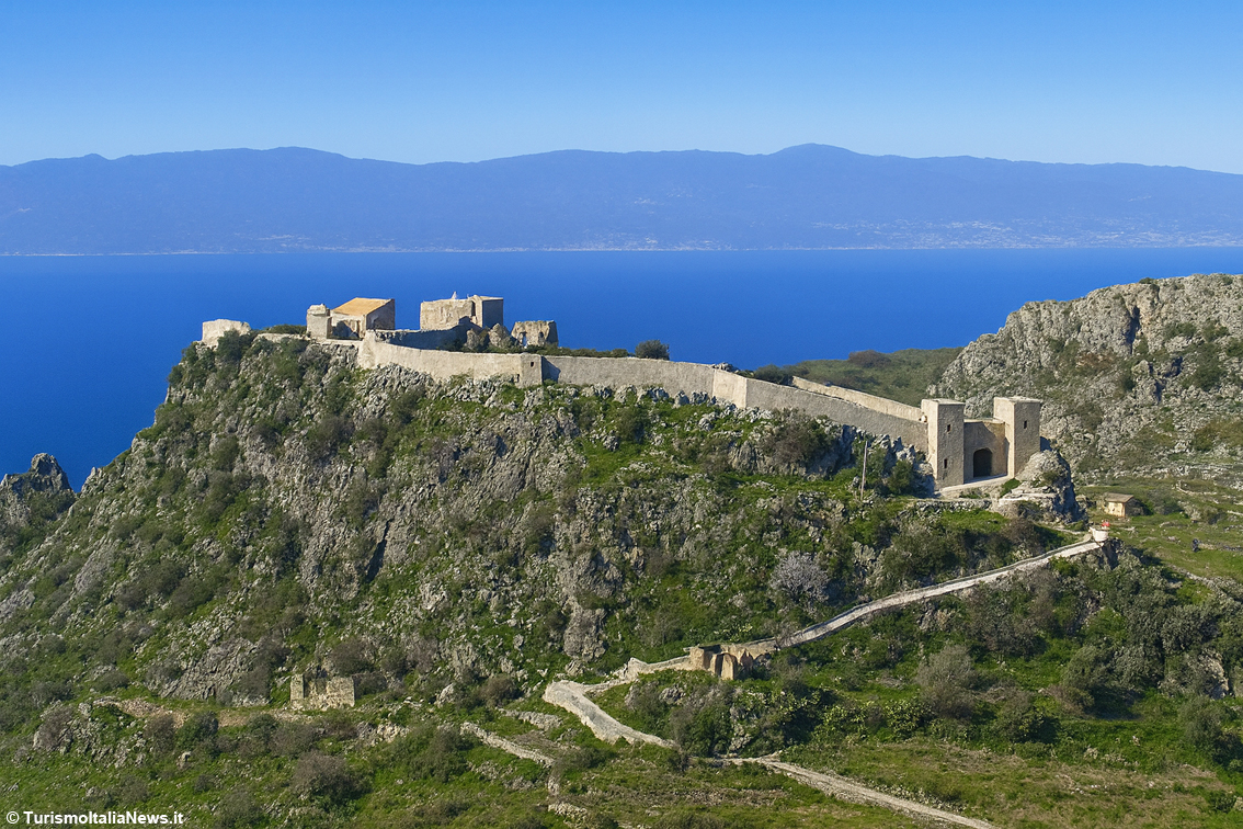 Il Castello di Sant'Aniceto, fortezza calabrese (e sullo sfondo l'Etna)