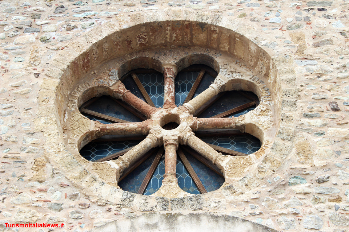 A Rocca Imperiale la storia racconta tra gli agrumeti la potenza dell’imperatore Federico II