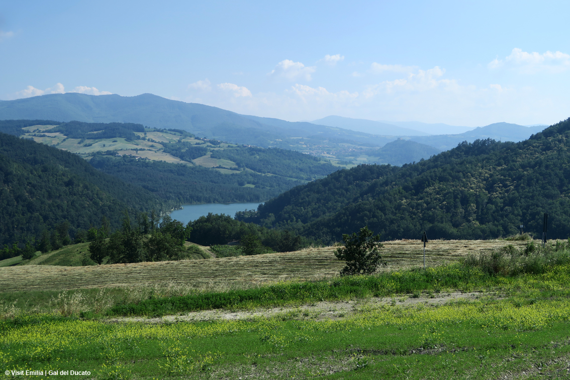 Con lo zaino in spalla: i suggestivi cammini di Destinazione Turistica Emilia, dalla Via Francigena a quella Matildica