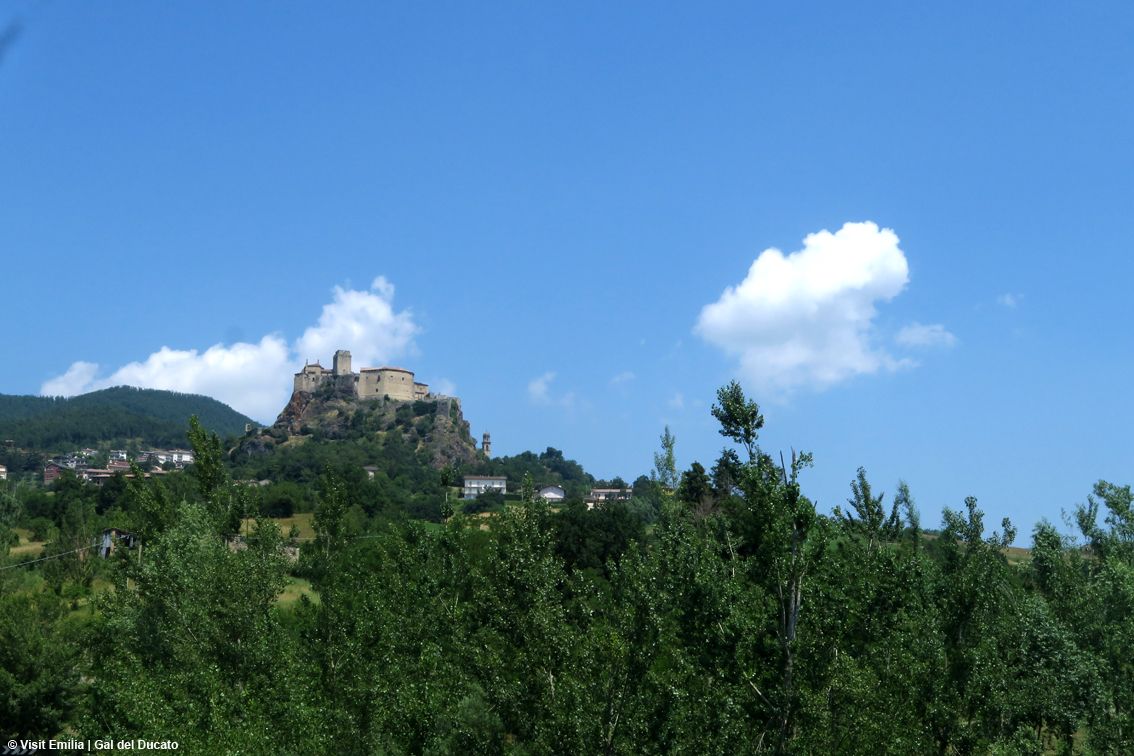 Con lo zaino in spalla: i suggestivi cammini di Destinazione Turistica Emilia, dalla Via Francigena a quella Matildica