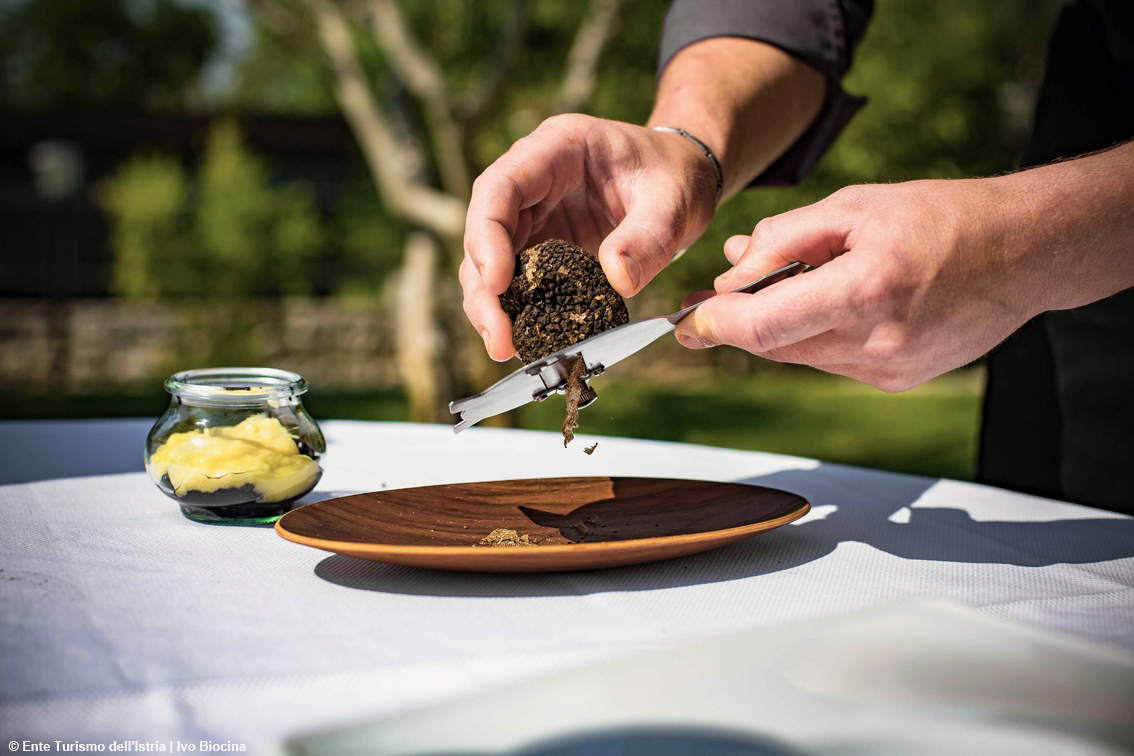 L’Istria da assaporare: l’autunno porta in tavola tartufi, gin, grappe e sapori inattesi, ecco i tour dei gusti imperdibili