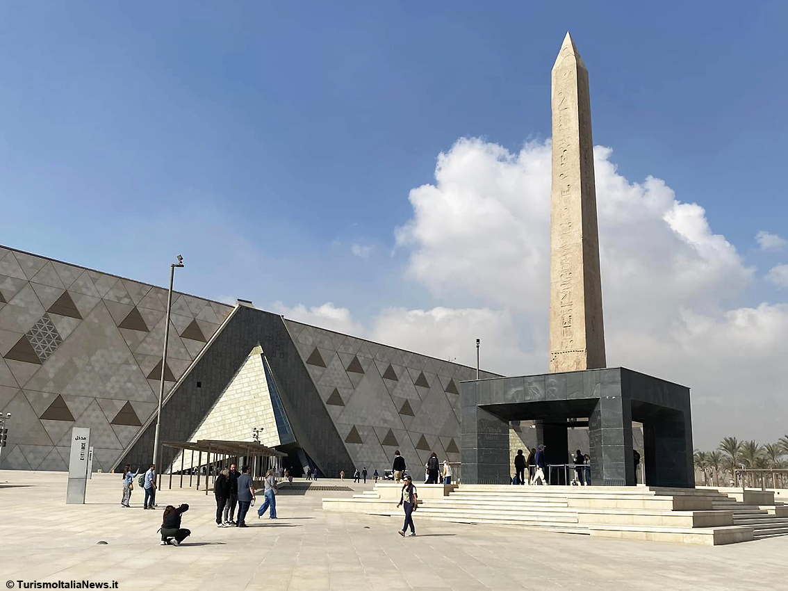 Non è solo un museo, ma un atto di fede nel passato millenario e nella capacità di illuminare il futuro: ecco il Grand Egyptian Museum