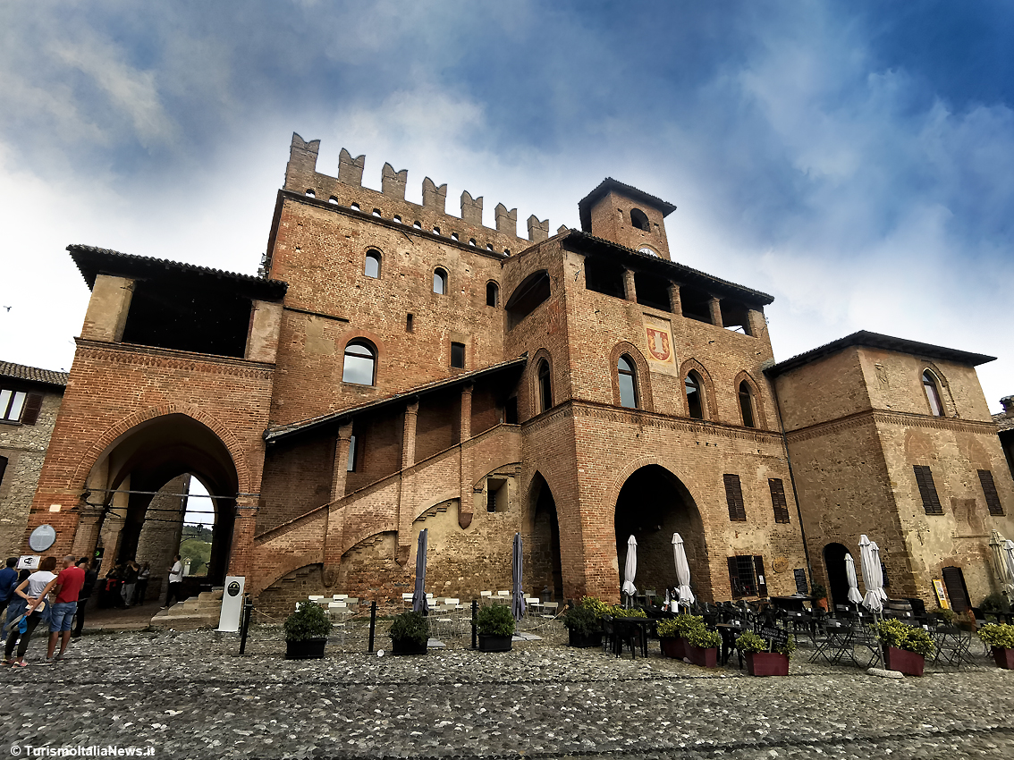 https://www.turismoitalianews.it/images/stories/emiliaromagna/CastellArquato_09.jpg