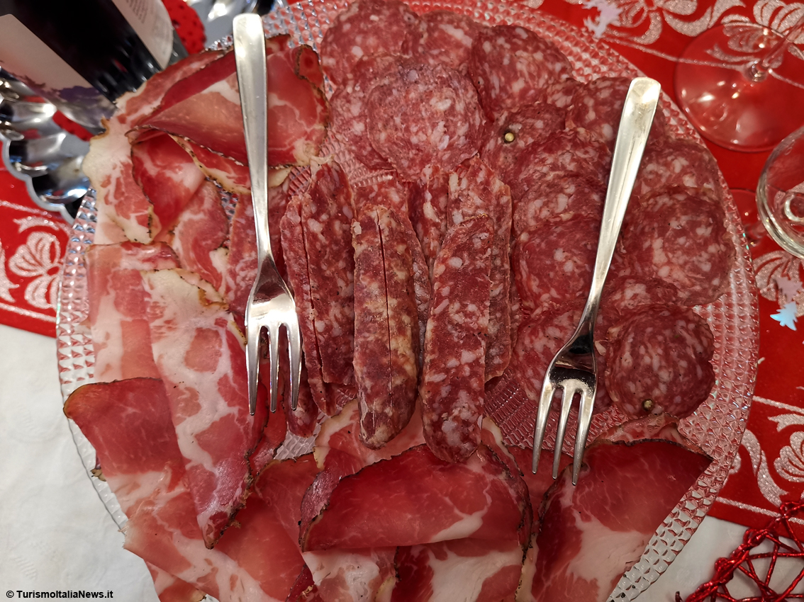 Cagli capitale del gusto: a “Distinti Salumi” la norcineria artigianale va in scena tra storia e sapori
