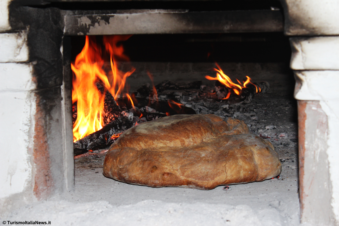 images/stories/enogastronomia/Pane_cotto_a_legna_01.jpg