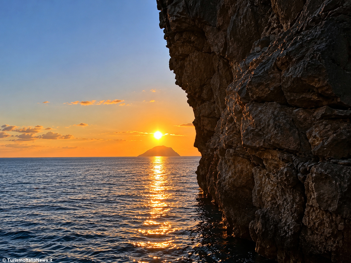 Il tramonto visto da Filicudi
