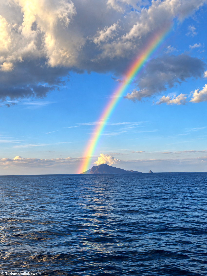 L'arcobaleno su Stromboli visto da Filicudi