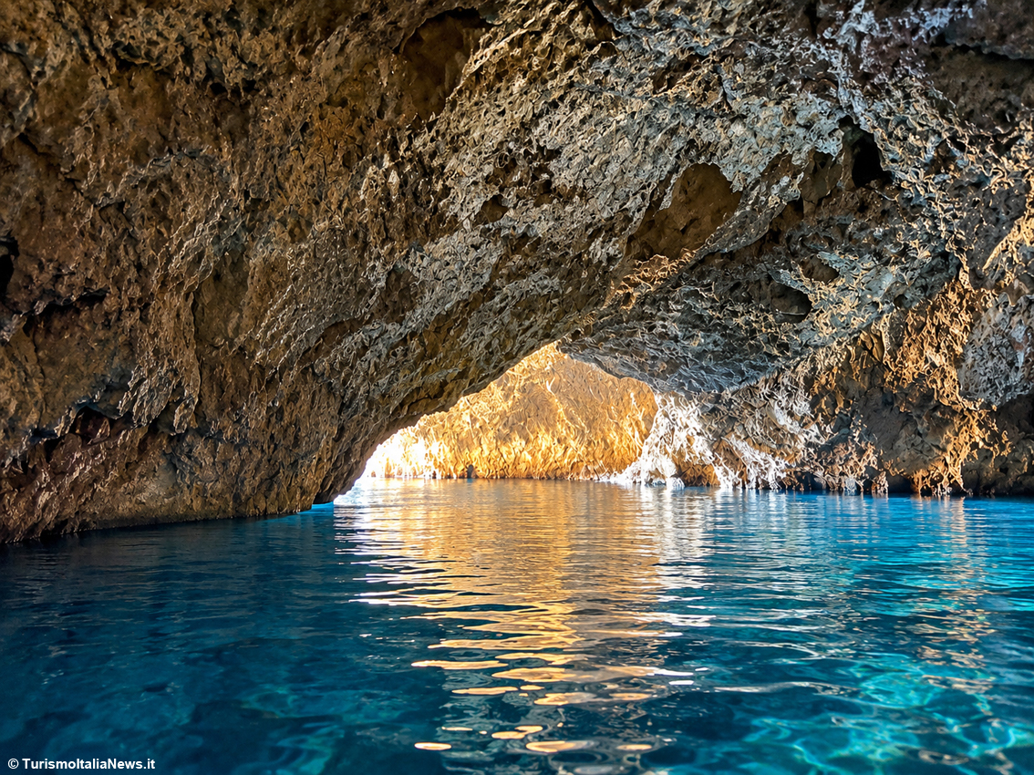Filicudi, la Grotta del Bue Marino