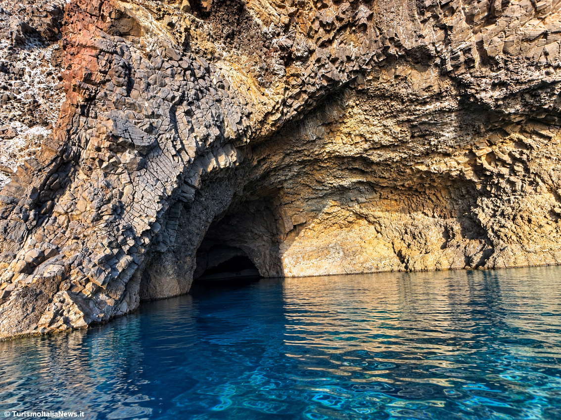 Filicudi, la Grotta del Bue Marino