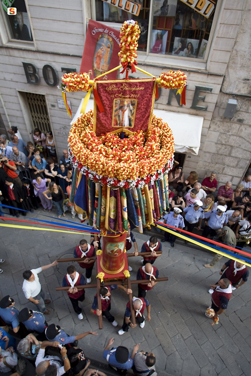 La “Faradda di li Candareri” di Sassari è la festa più sentita dai sassaresi che non a caso la definiscono “Festha Manna” (grande festa) (foto Alinari Elisabetta)
