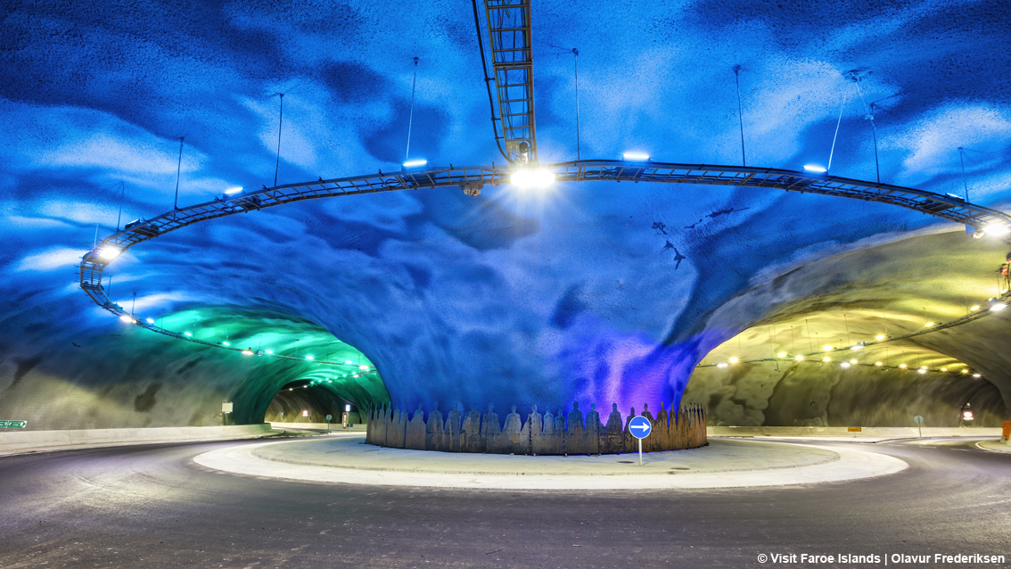 Eysturoyartunnilin: nelle Faroe il secondo tunnel stradale sottomarino più lungo del mondo, con tanto di rotatoria artistica