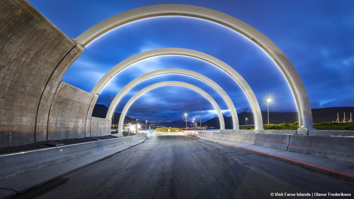 Eysturoyartunnilin: nelle Faroe il secondo tunnel stradale sottomarino più lungo del mondo, con tanto di rotatoria artistica