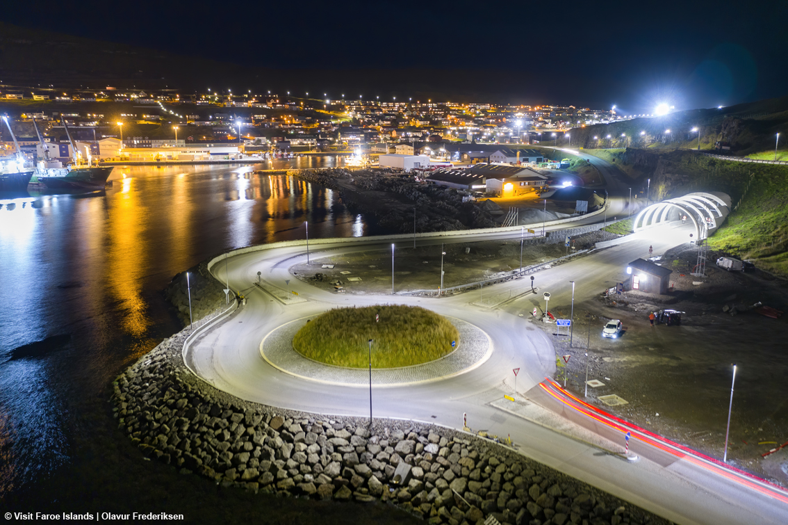Eysturoyartunnilin: nelle Faroe il secondo tunnel stradale sottomarino più lungo del mondo, con tanto di rotatoria artistica