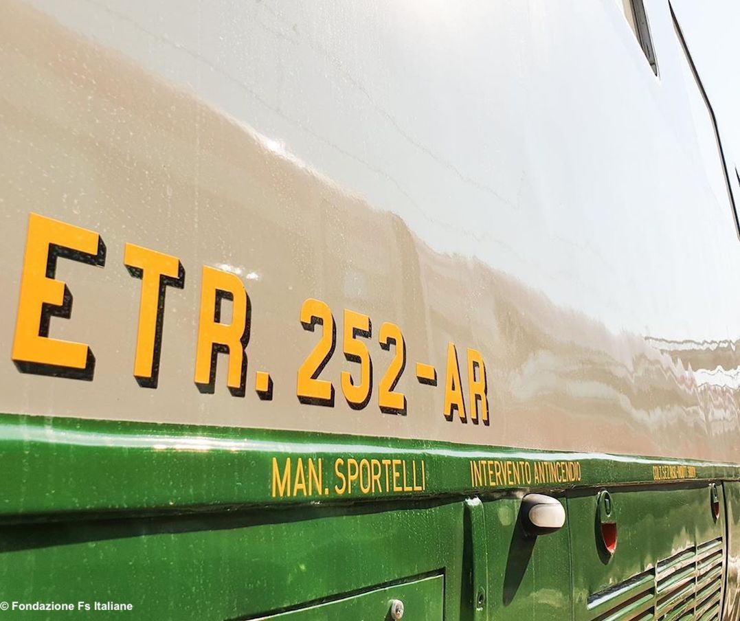 Il "rapido" Arlecchino degli anni '60 torna a viaggiare per il piacere degli appassionati di turismo ferroviario