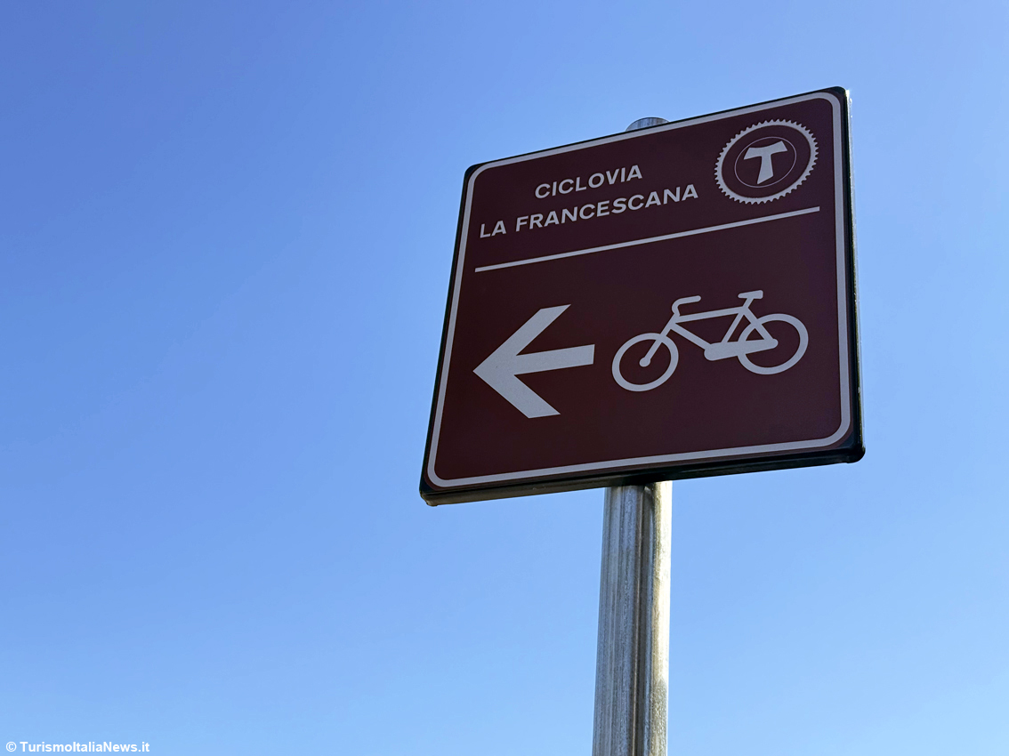 La Francescana, l’Umbria torna a pedalare nel tempo: bici d’epoca, borghi e un nuovo itinerario per tutti