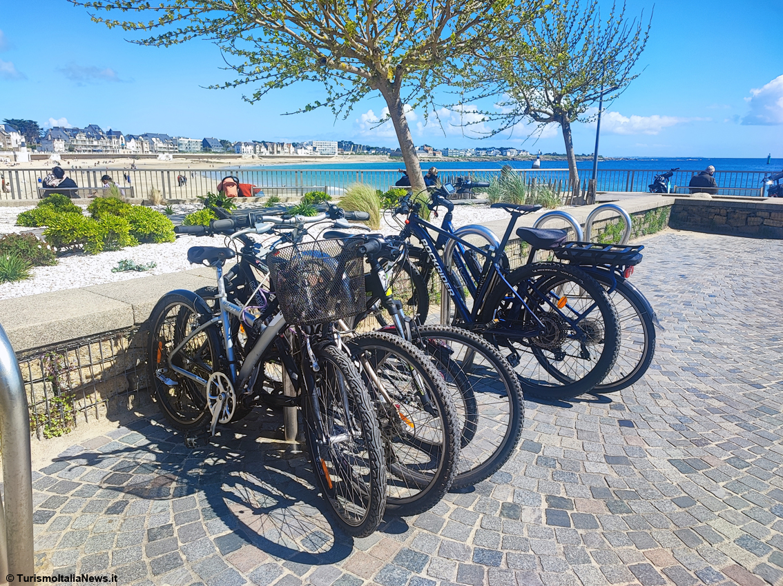 Quiberon, in Bretagna l’Atlantico incontra i sensi: viaggio nella baia, tra scenari spettacolari, emozioni e identità