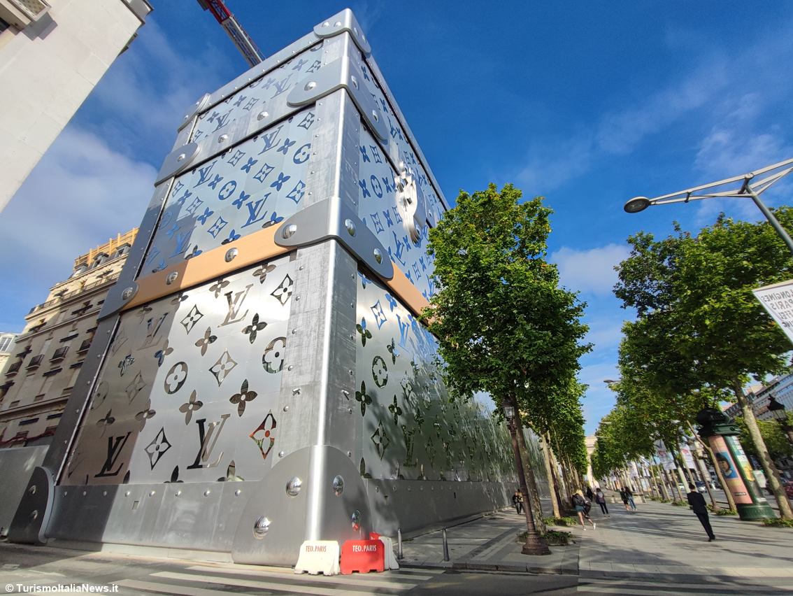 Parigi, l'allestimento temporaneo di Louis Vuitton sugli Champs-Élysées
