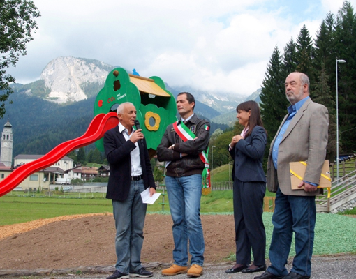 La consegna della Bandiera Verde 2013 a Legnolandia alla presenza della presidente della Regione Friuli – Venezia Giulia Deborah Serracchiani, del presidente regionale di Legambiente Elia Mioni, del sindaco di Forni di Sopra Fabio Colombo e Marino De Santa in rappresentanza dell’azienda