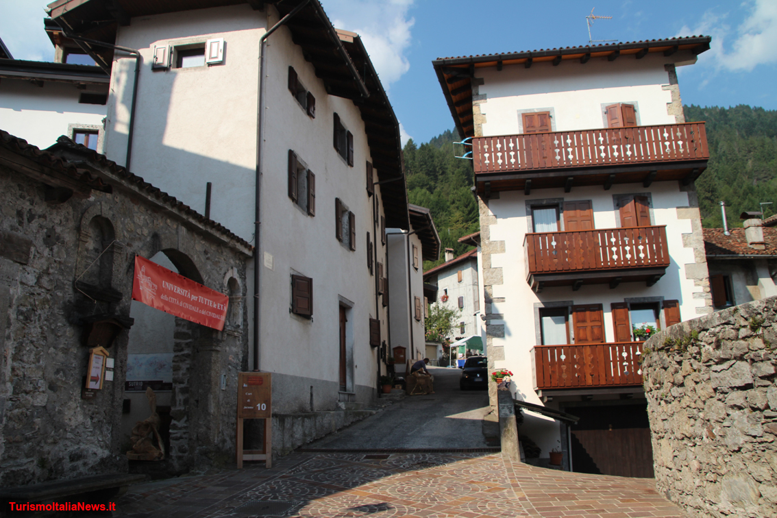 Friuli Venezia Giulia, dove la tradizione si fa arte: tra le Alpi Carniche c’è Sutrio, il paese della magia del legno