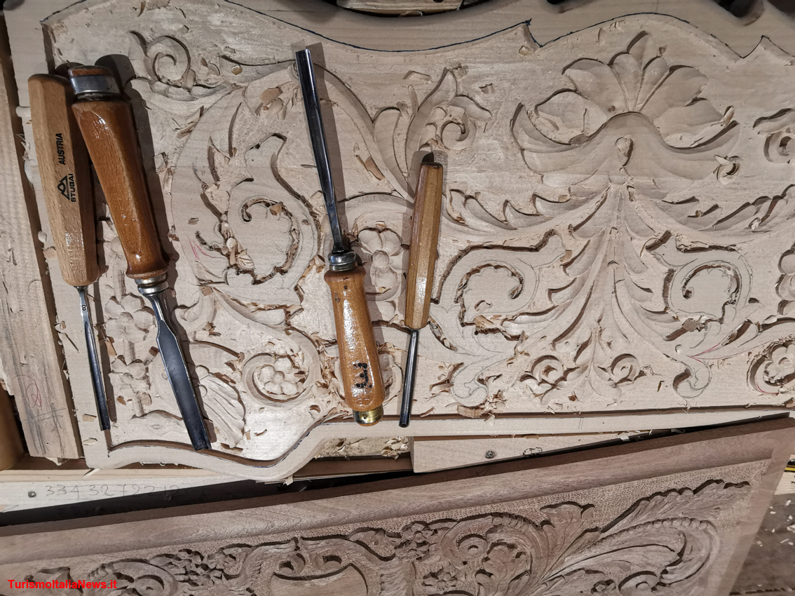 Friuli Venezia Giulia, dove la tradizione si fa arte: tra le Alpi Carniche c’è Sutrio, il paese della magia del legno