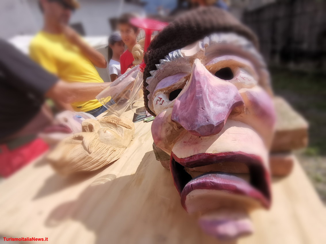 Friuli Venezia Giulia, dove la tradizione si fa arte: tra le Alpi Carniche c’è Sutrio, il paese della magia del legno