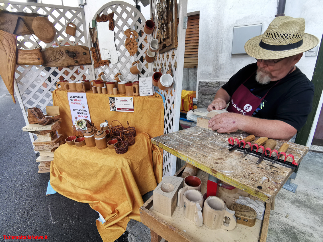Friuli Venezia Giulia, dove la tradizione si fa arte: tra le Alpi Carniche c’è Sutrio, il paese della magia del legno