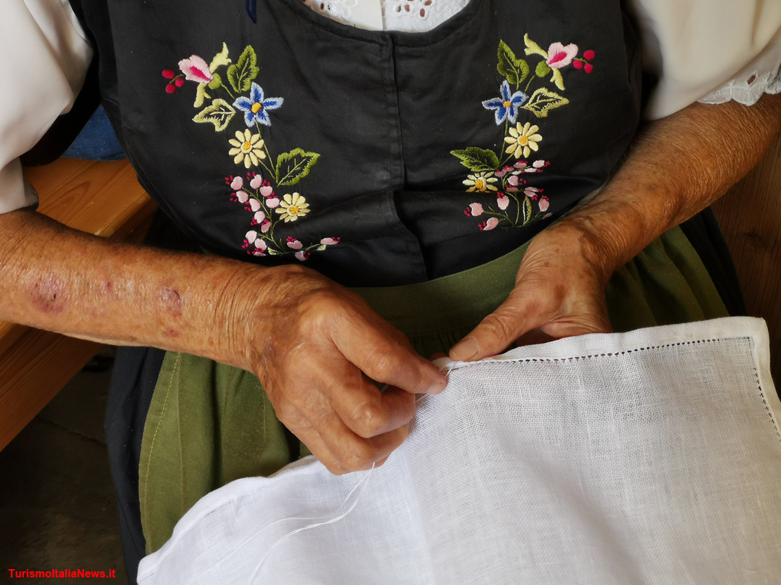 Friuli Venezia Giulia, dove la tradizione si fa arte: tra le Alpi Carniche c’è Sutrio, il paese della magia del legno