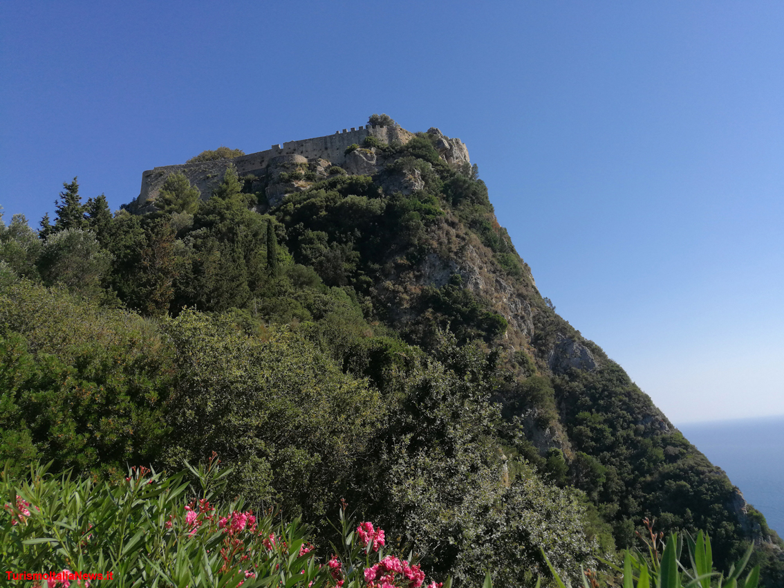Angelokastro, il castello di Corfù a strapiombo sul mare: pirati e Ottomani non sono mai riusciti ad espugnarlo