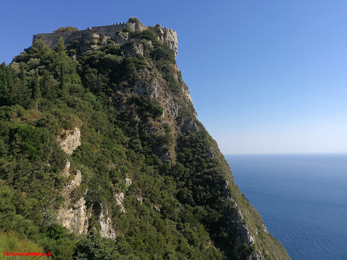 Angelokastro, il castello di Corfù a strapiombo sul mare: pirati e Ottomani non sono mai riusciti ad espugnarlo