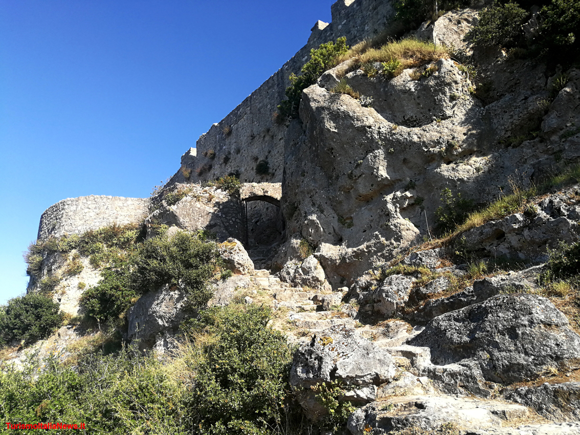 Angelokastro, il castello di Corfù a strapiombo sul mare: pirati e Ottomani non sono mai riusciti ad espugnarlo
