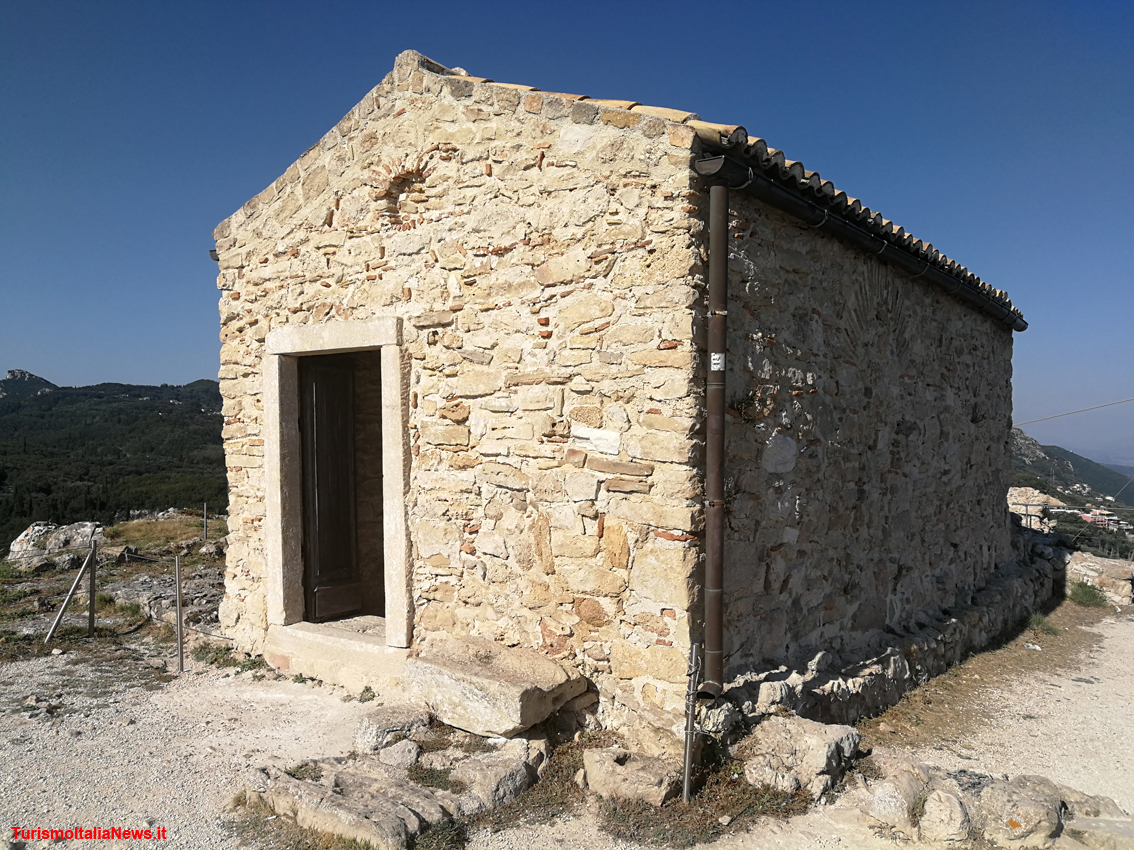 Angelokastro, il castello di Corfù a strapiombo sul mare: pirati e Ottomani non sono mai riusciti ad espugnarlo