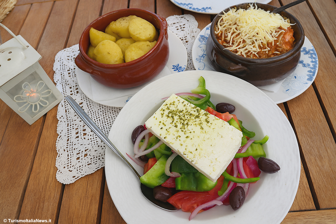 Retsina, il vino che profuma di Mediterraneo: viaggio tra i sapori più autentici della Grecia