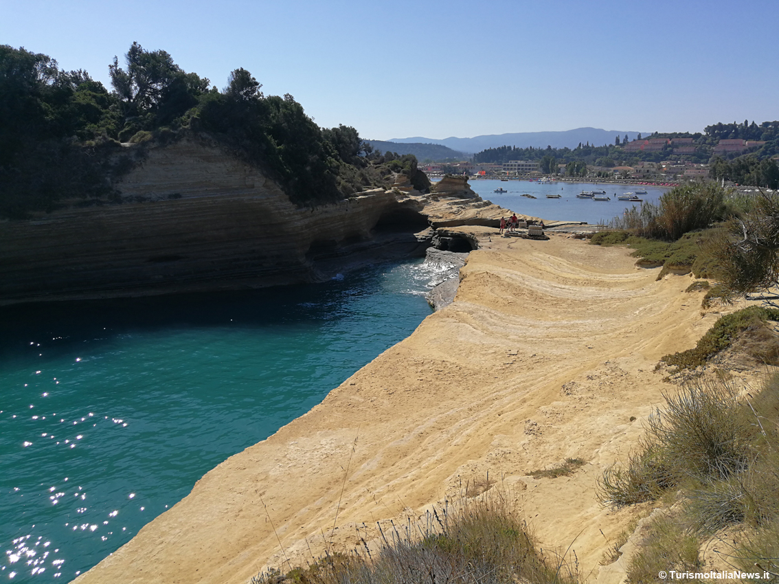 La magia della spiaggia tra Sidari e Perouladеs sull’Isola di Corfù: è questa la Grecia che ti aspetti (e molto altro)